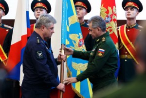 Министр обороны РФ генерал армии С.К. ШОЙГУ вручает генерал-полковнику В.Н. БОНДАРЕВУ штандарт главнокомандующего Воздушно-космическими силами Фото Вадима САВИЦКОГО
