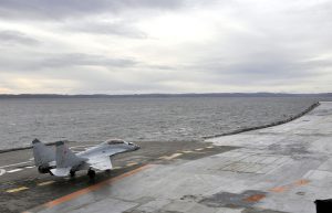 Палубный истребитель МиГ-29КУБ на взлетной полосе авианесущего ракетного крейсера "Адмирал Кузнецов" © Лев Федосеев/ТАСС, архив