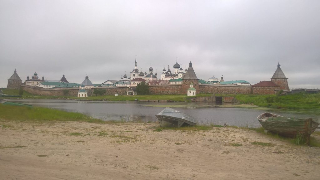 Вид на монастырь до стороны бухты Благополучия