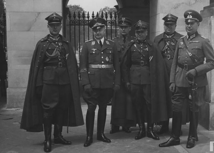 В 1938 г. Польша получила то, что хотела – вместе с Гитлером разделила Чехословакию. Чтобы Советский Союз не вздумал прийти чехословакам на помощь, у польско-советской границы развернули крупнейшие военные учения с привлечением пяти пехотных и одной кавалерийской дивизий, одной мотризованной бригады и авиации
