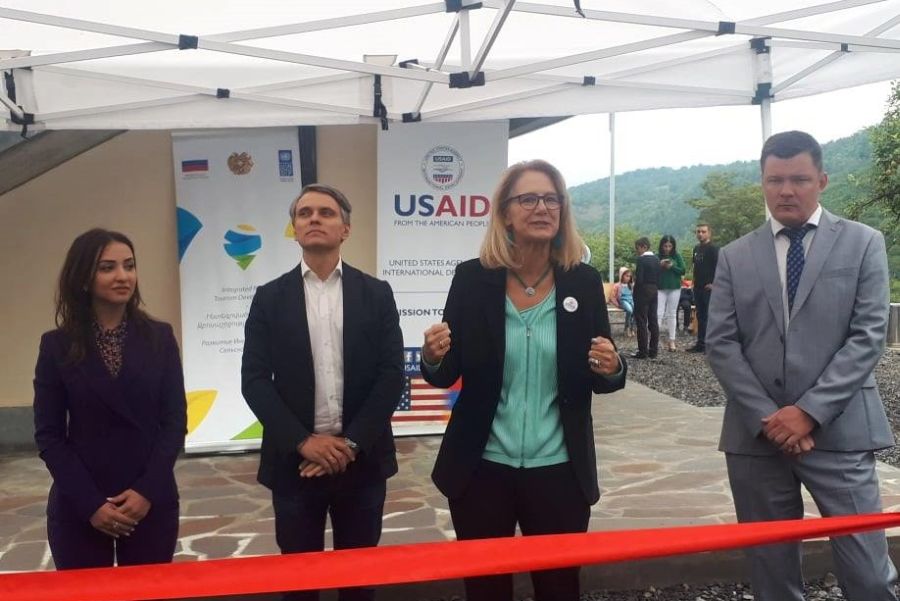 Армении через USAID навязываются экономические реформы по американскому образцу. Пока власти страны отбиваются. Однако объятия партнёров обещают быть цепкими, ибо США исходят из того, что членство Армении в СНГ, ЕАЭС и ОДКБ не является препятствием для достижения поставленных целей по её дистанцированию от РФ.