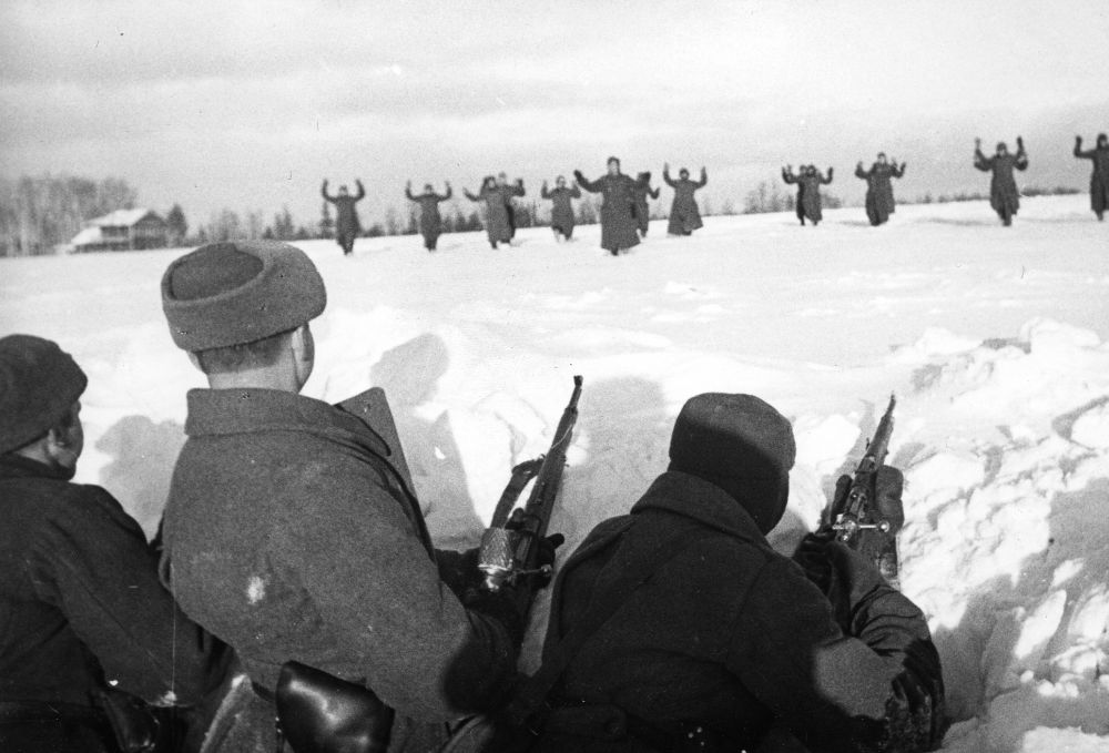 Немцы сдаются в плен под Москвой