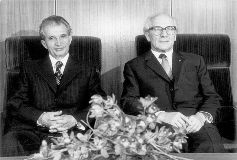 Чаушеску и Хоннекер, Берлин, 1988.jpg
