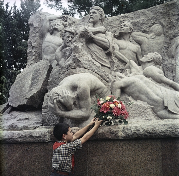 памятник-бак-комиссары.jpg