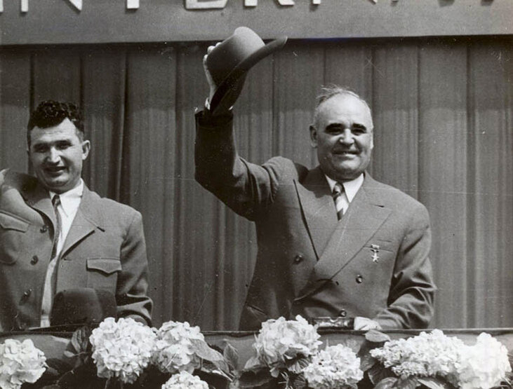 Георгиу-Деж и Чаушеску провожают советские войска из Румынии (1958 ).jpg